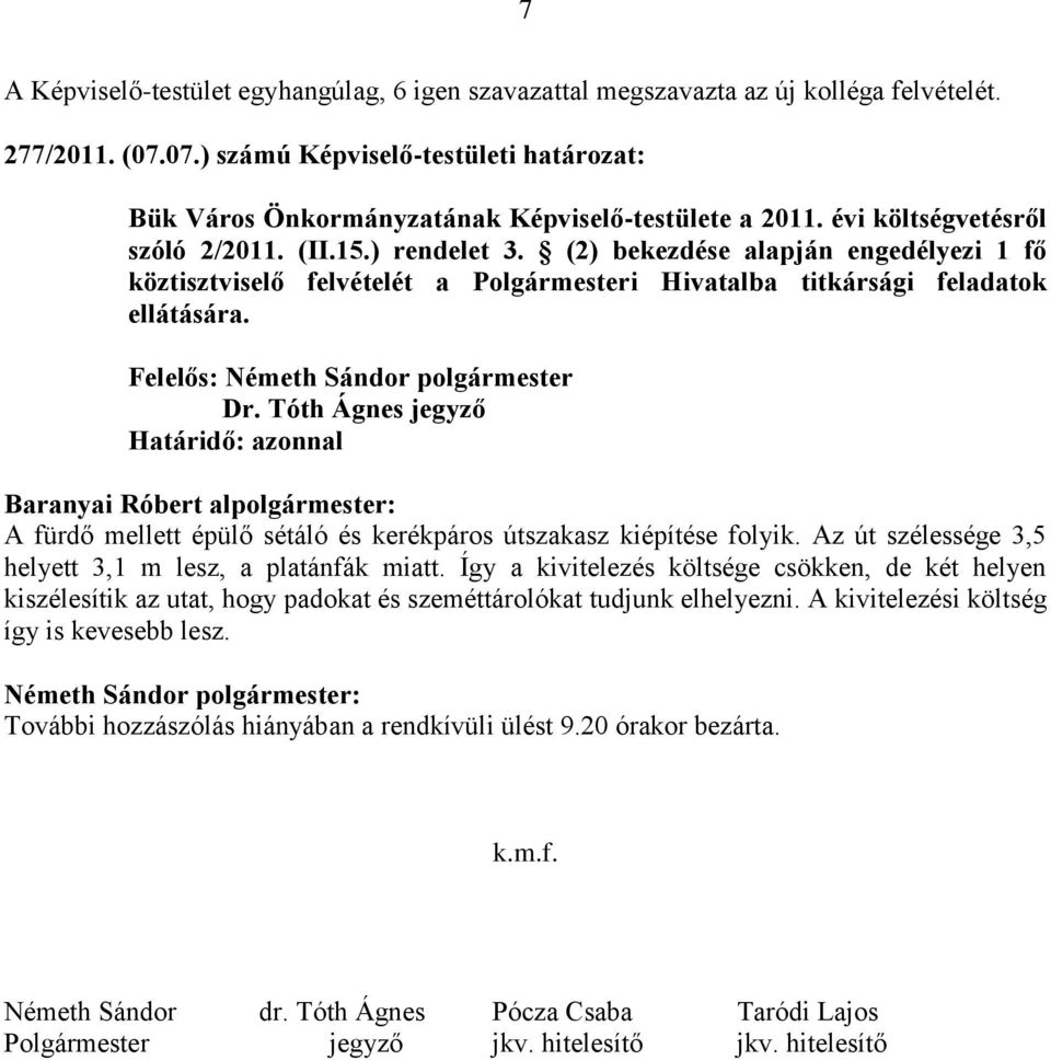 Tóth Ágnes jegyző Baranyai Róbert alpolgármester: A fürdő mellett épülő sétáló és kerékpáros útszakasz kiépítése folyik. Az út szélessége 3,5 helyett 3,1 m lesz, a platánfák miatt.