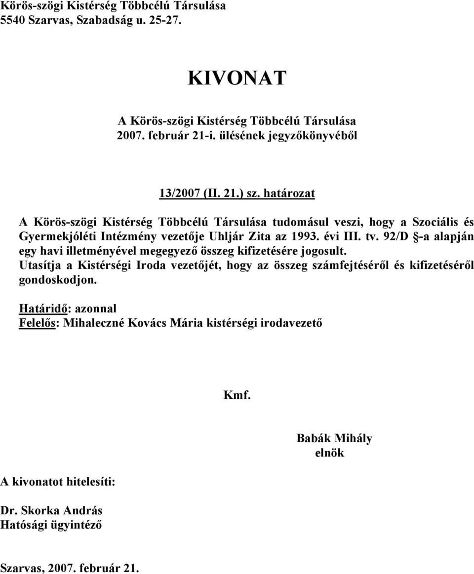 92/D -a alapján egy havi illetményével megegyező összeg kifizetésére jogosult.