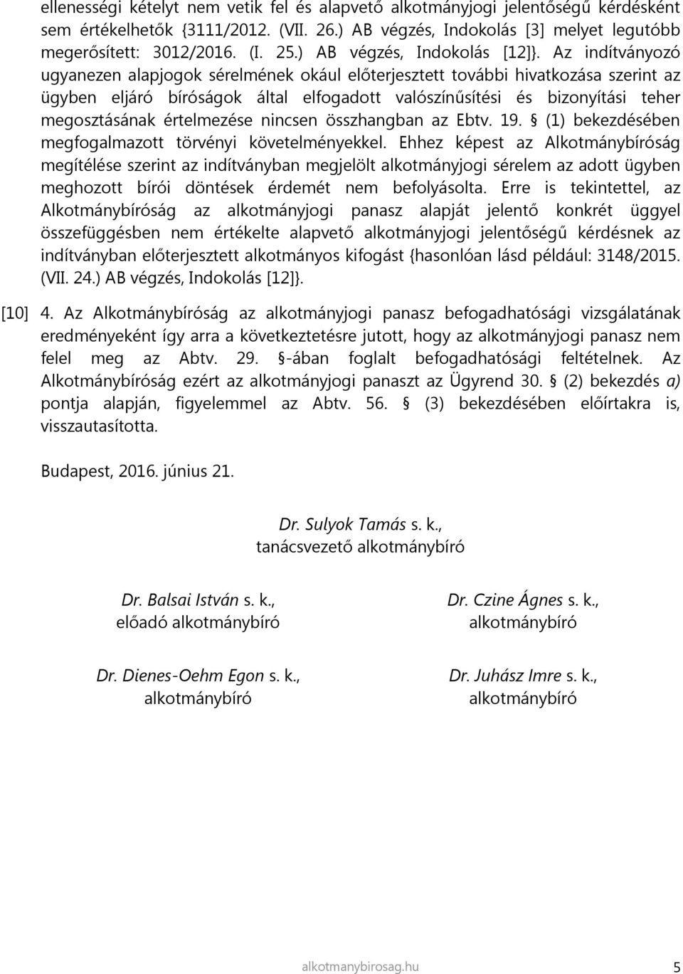 Az indítványozó ugyanezen alapjogok sérelmének okául előterjesztett további hivatkozása szerint az ügyben eljáró bíróságok által elfogadott valószínűsítési és bizonyítási teher megosztásának