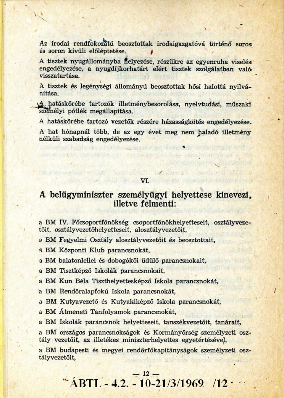 A tisztek és legénységi állom ányú beosztottak hősi halottá nyilvánítása. A hatáskörébe tartozók illetménybesorolása, nyelvtudási, műszaki személyi pótlék megállapítása.