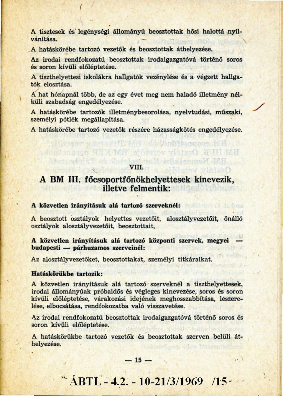 A hat hónapnál több, de az egy évet meg nem haladó illetmény nélküli szabadság engedélyezése. A hatáskörébe tartozók illetménybesorolása, nyelvtudási, műszaki, személyi pótlék megállapítása.