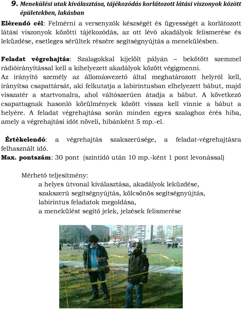 Feladat végrehajtás: Szalagokkal kijelölt pályán bekötött szemmel rádióirányítással kell a kihelyezett akadályok között végigmenni.