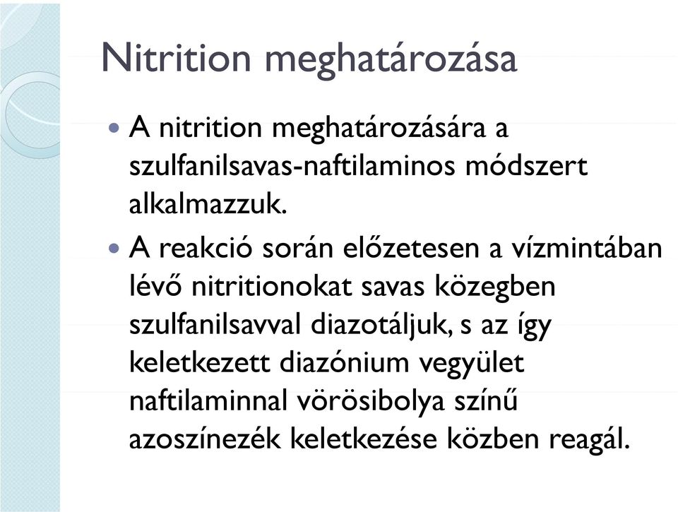 A reakció során előzetesen a vízmintában lévő nitritionokat savas közegben