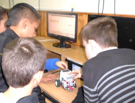 Először is megépítettük első Lego robotunkat a készlethez kapott leírás alapján, aztán jöhetett a robotok programozása.