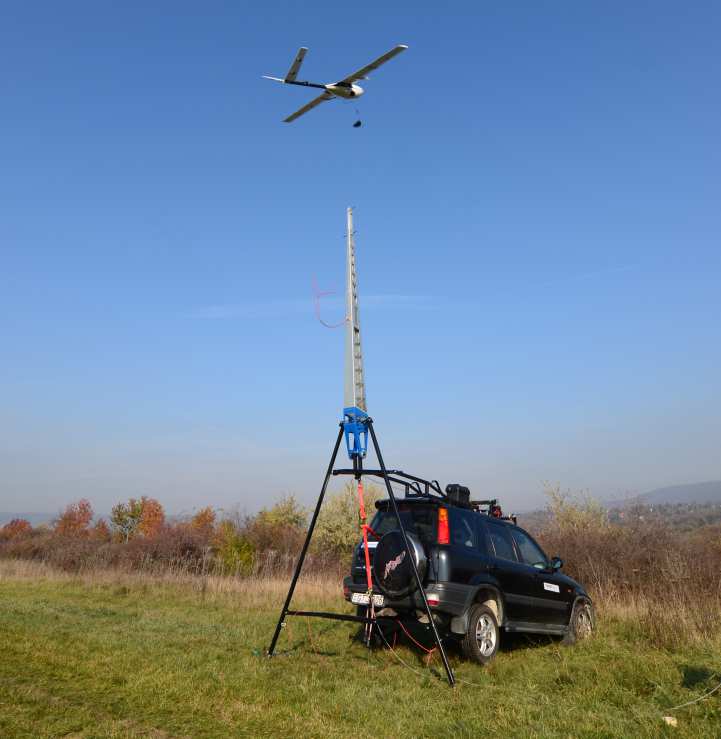 Gáti Balázs: UAV innovatív indítása korszerű megoldás a középkorból be telepítést is el tudja végezni. Ennek meghibásodása esetén kétfős személyzet kézi erővel is fel tudja íjazni a hajítógépet.