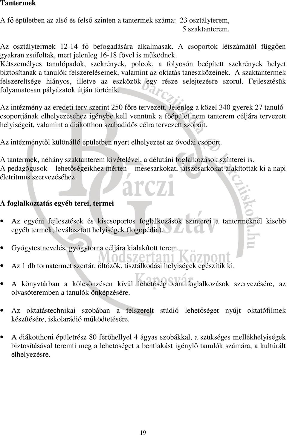 Kétszemélyes tanulópadok, szekrények, polcok, a folyosón beépített szekrények helyet biztosítanak a tanulók felszereléseinek, valamint az oktatás taneszközeinek.