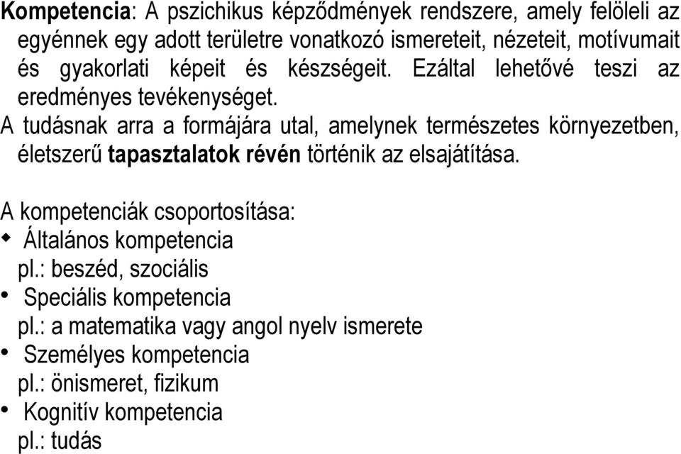 A tudásnak arra a formájára utal, amelynek természetes környezetben, életszerű tapasztalatok révén történik az elsajátítása.