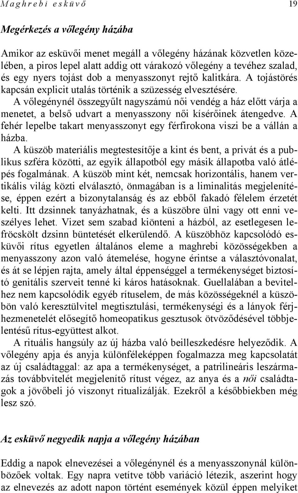 A vőlegénynél összegyűlt nagyszámú női vendég a ház előtt várja a menetet, a belső udvart a menyasszony női kísérőinek átengedve.