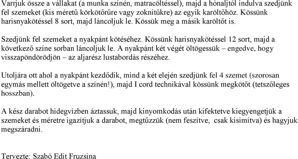 Kössünk harisnyakötéssel 12 sort, majd a következő színe sorban láncoljuk le. A nyakpánt két végét öltögessük engedve, hogy visszapöndörödjön az aljarész lustabordás részéhez.