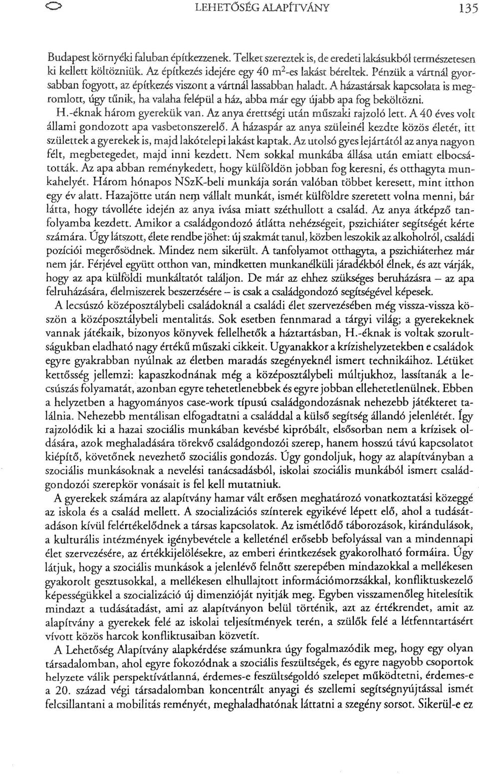 R-éknak három gyerekük van. Az. anya érettségi után műszaki rajzoló lett. A 40 éves volt állami gondozott apa vasbetonszerelő.