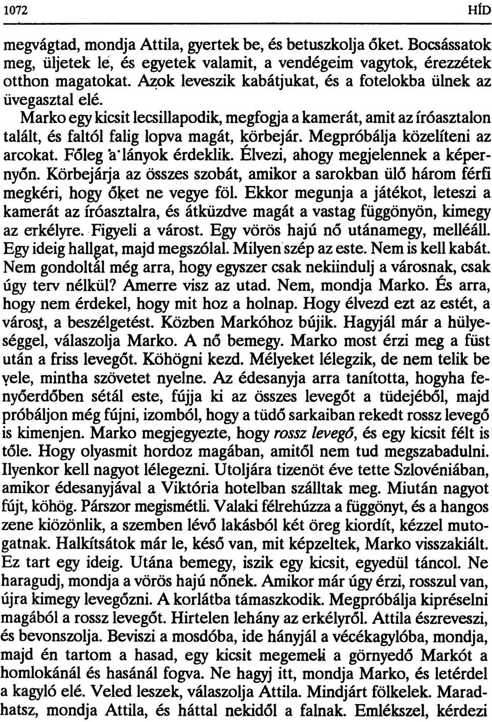 Megpróbálja közelíteni az arcokat. Főleg a lányok érdeklik. Élvezi, ahogy megjelennek a képernyőn. Körbejárja az összes szobát, amikor a sarokban ülő három férfi megkéri, hogy őket ne vegye föl.