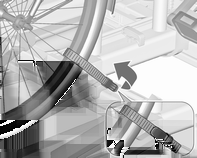 78 Tárolás 1. Állítsa a pedálokat az ábrán látható helyzetbe, és helyezze a kerékpárt a legelső keréktartóba. Ellenőrizze, hogy a kerékpár a keréktartó közepén helyezkedik el.