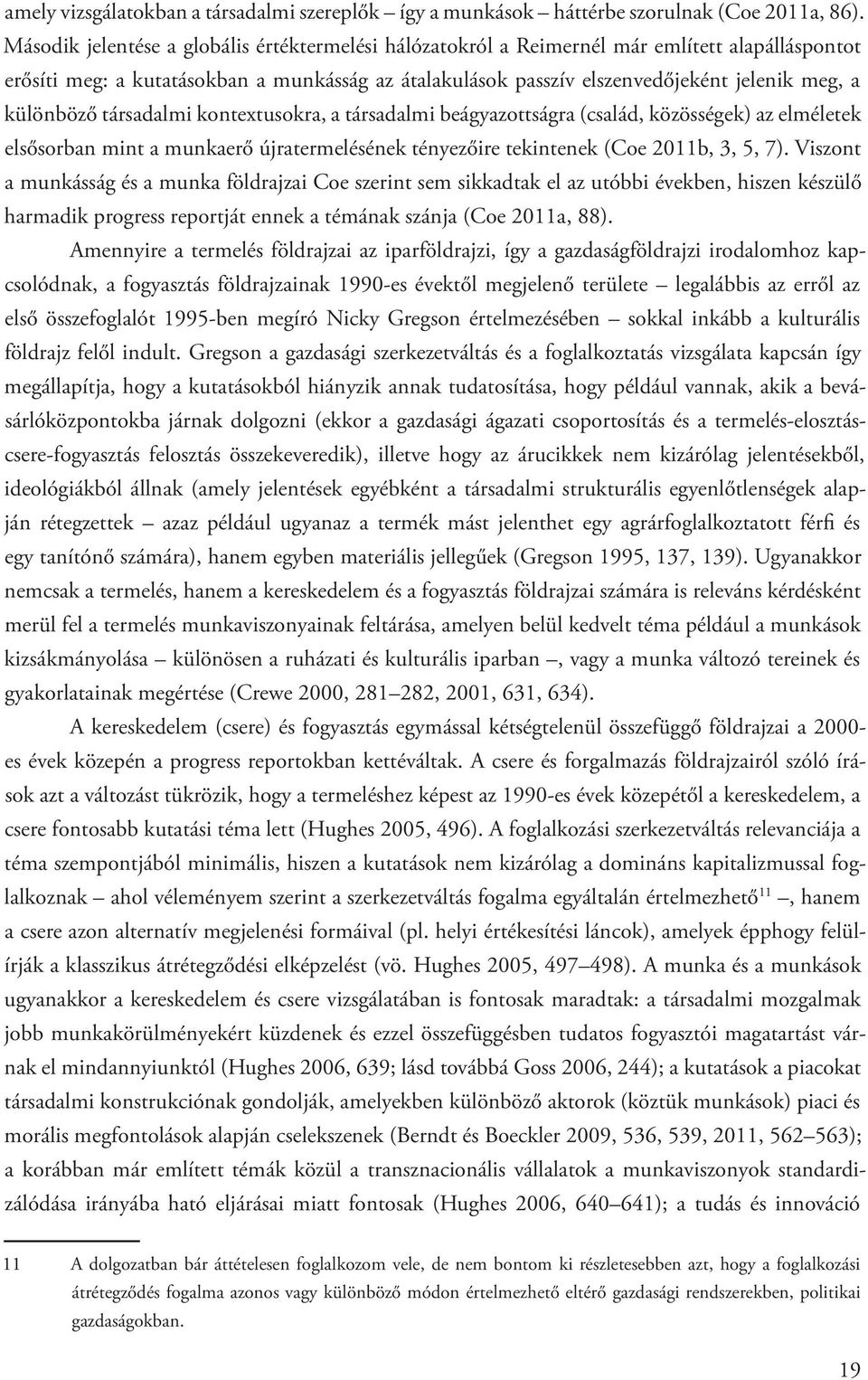 különböző társadalmi kontextusokra, a társadalmi beágyazottságra (család, közösségek) az elméletek elsősorban mint a munkaerő újratermelésének tényezőire tekintenek (Coe 2011b, 3, 5, 7).