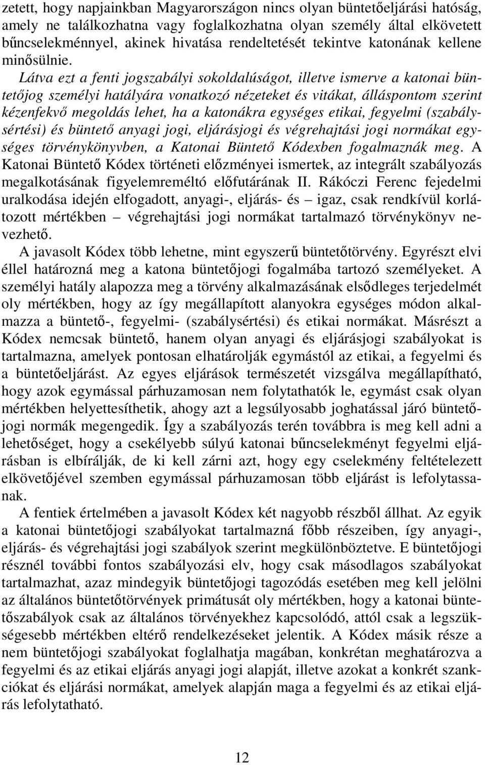 Látva ezt a fenti jogszabályi sokoldalúságot, illetve ismerve a katonai büntetıjog személyi hatályára vonatkozó nézeteket és vitákat, álláspontom szerint kézenfekvı megoldás lehet, ha a katonákra