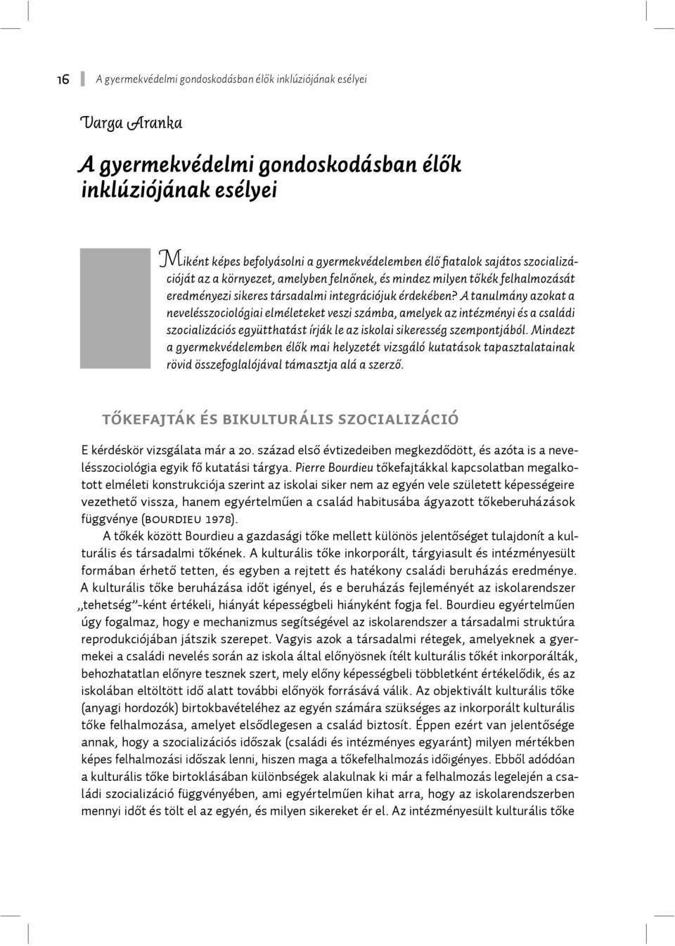 A tanulmány azokat a nevelésszociológiai elméleteket veszi számba, amelyek az intézményi és a családi szocializációs együtthatást írják le az iskolai sikeresség szempontjából.