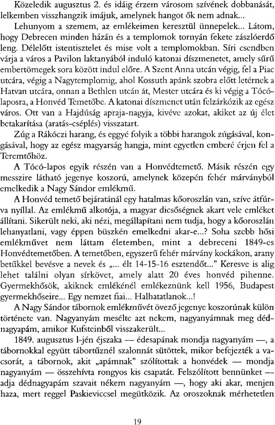 Síri csendben várja a város a Pavilon laktanyából induló katonai díszm enetet, am ely sűrű em bertöm egek sora között indul előre.