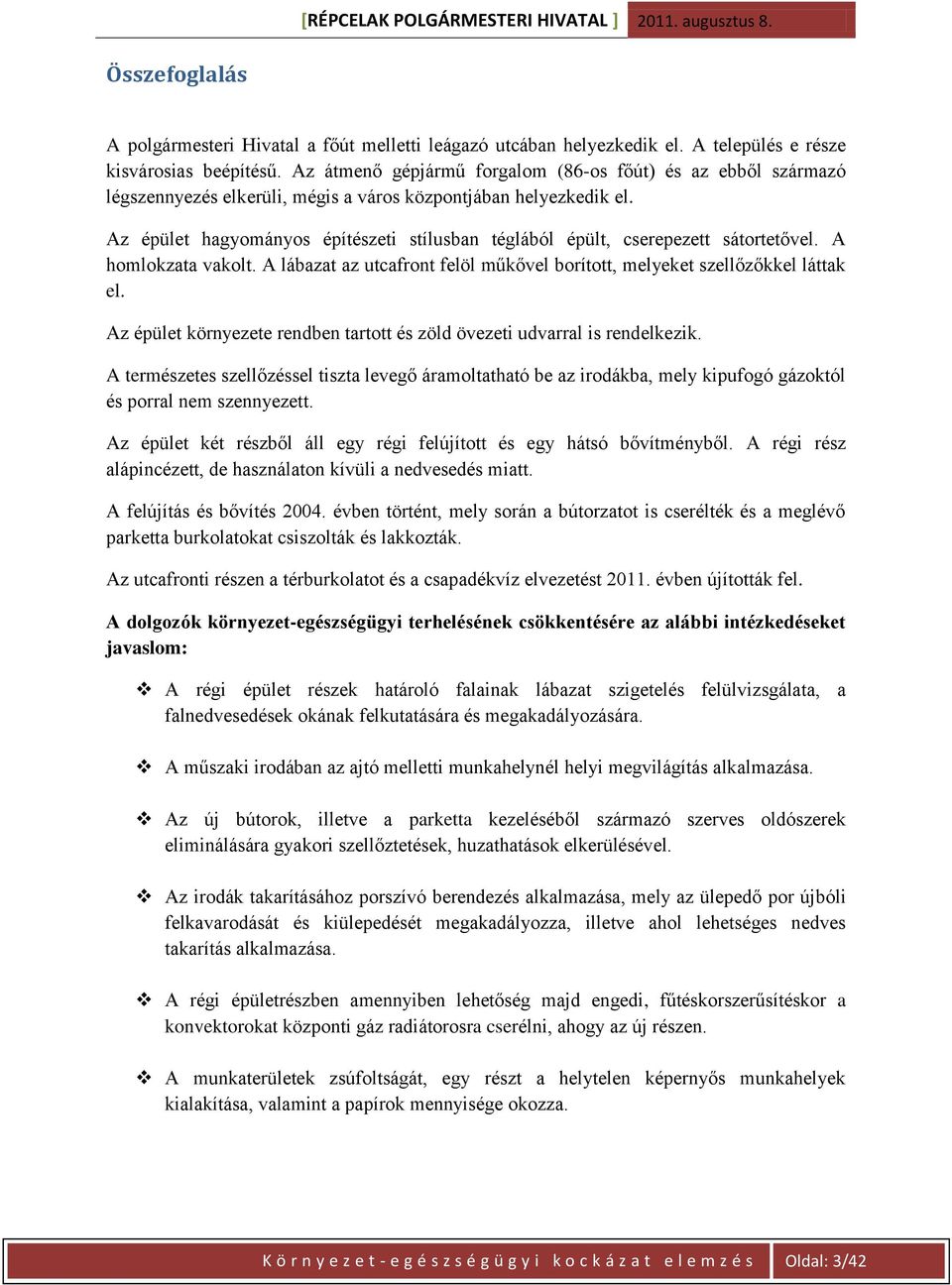 Az épület hagyományos építészeti stílusban téglából épült, cserepezett sátortetővel. A homlokzata vakolt. A lábazat az utcafront felöl műkővel borított, melyeket szellőzőkkel láttak el.