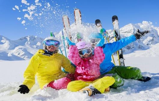 Akciónkban GRÁTISZ adjuk: INGYENES OKTATÁS kezdőknek, sí vagy snowboard, minden korosztálynak (4 x 1,5 óra oktatás + egész napos gyakorlási lehetőség a szálloda Síbázisán oktatói felügyelet mellett)