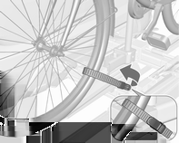 Tárolás 63 Ellenőrizze, hogy a kerékpár a keréktartó közepén helyezkedik el. Kerékpár rögzítése 1. Állítsa a pedálokat az ábrán látható helyzetbe, és helyezze a kerékpárt a keréktartóba. 2.
