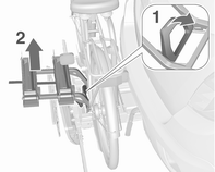 66 Tárolás Tartsa a leghátsó kerékpár vázát (1) az egyik kezével, és a kireteszeléshez húzza meg a hurkot (2). Tartsa a leghátsó kerékpárt mindkét kezével, és hajtsa hátsó szállítórendszert hátrafelé.