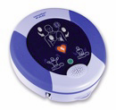 Az AED a bekapcsolás pillanatától kezdve hangos utasításokkal vezeti végig a segélynyújtót az újraélesztés lépésein.
