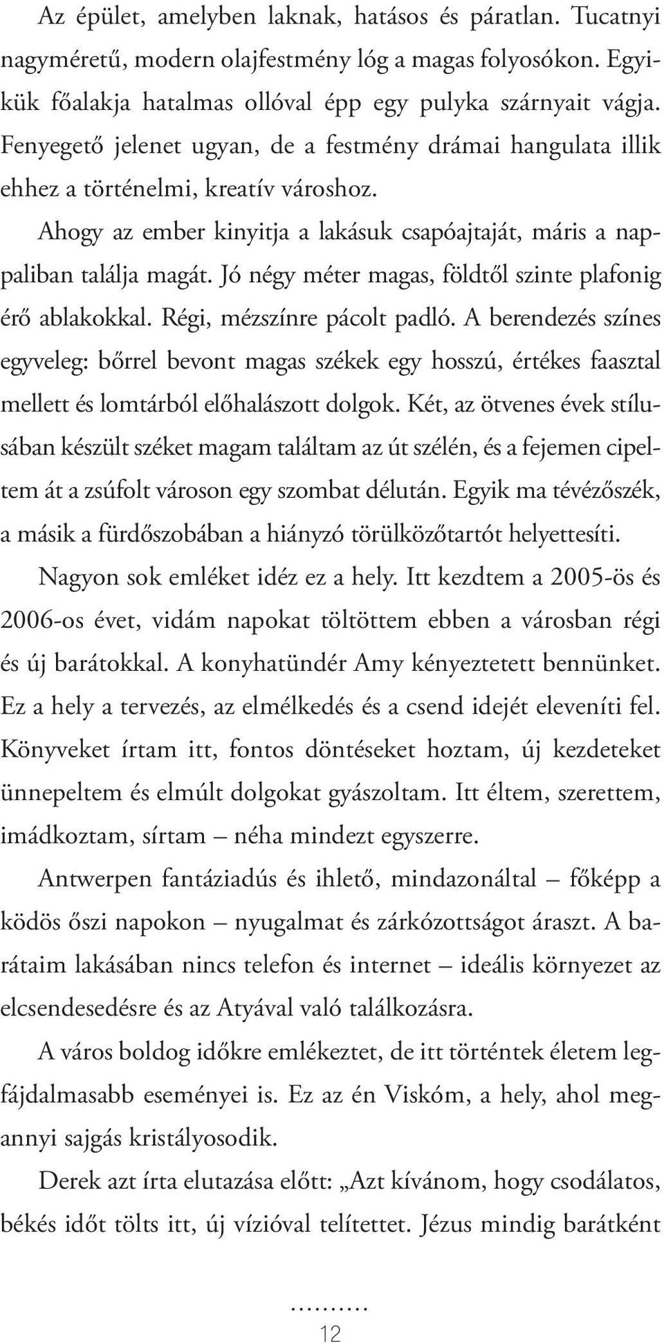 Jó négy méter magas, földtől szinte plafonig érő ablakokkal. Régi, mézszínre pácolt padló.