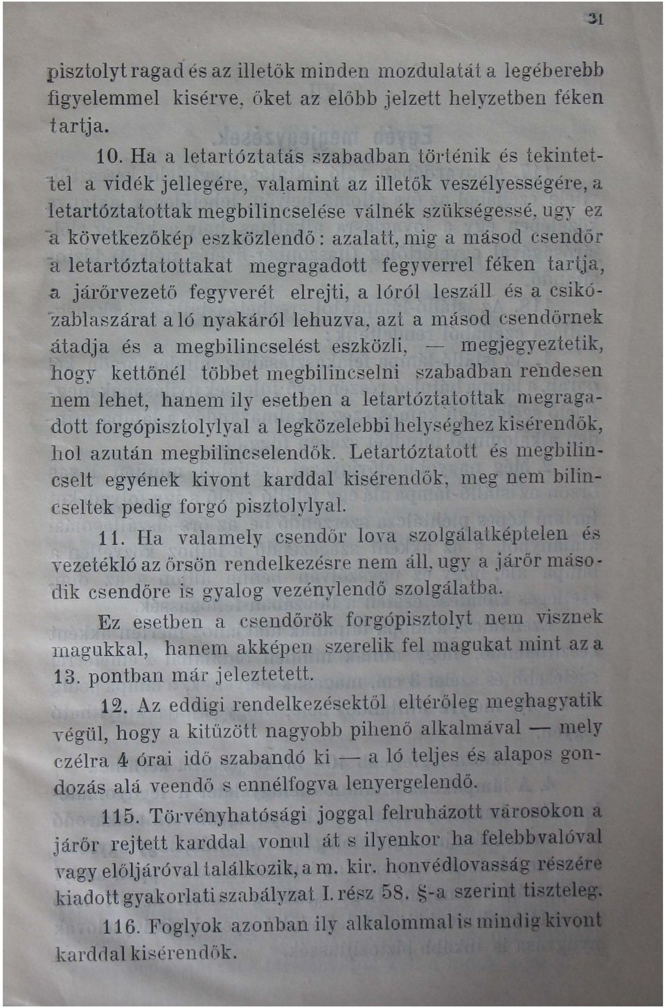 ugy ez a következőkép eszközlendő : azalatt, nlig a nlásod csendőr a letartóztatottakat megragadott fegyverrel féken tartja, a járőrvezető fegyverét elrejti, a lóról leszáll és a csikózablaszárat a