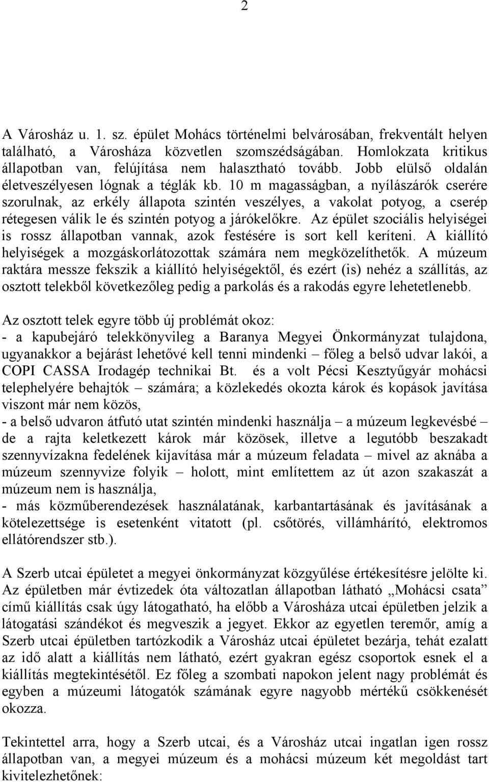 10 m magasságban, a nyílászárók cserére szorulnak, az erkély állapota szintén veszélyes, a vakolat potyog, a cserép rétegesen válik le és szintén potyog a járókelőkre.