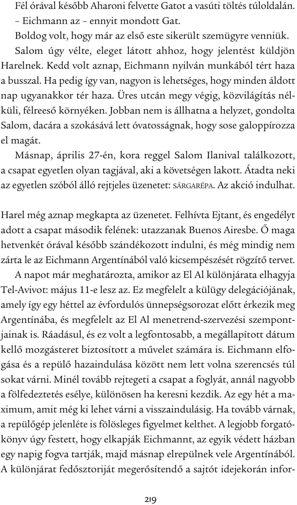 Ha pedig így van, nagyon is lehetséges, hogy minden áldott nap ugyanakkor tér haza. Üres utcán megy végig, közvilágítás nélküli, félreeső környéken.