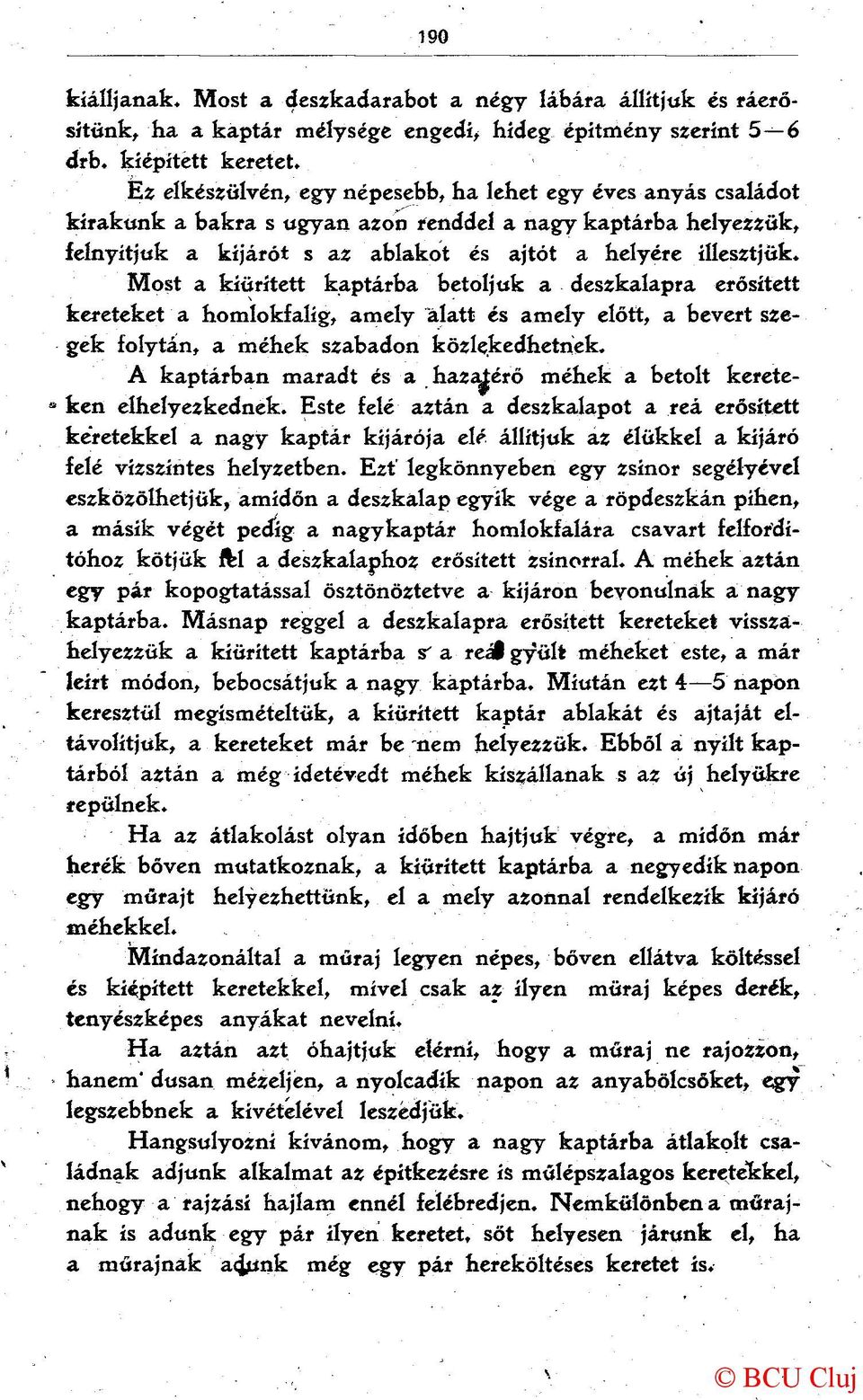 Most a kiürített kaptárba betoljuk a deszkalapra erősttett kereteket a homlokfalig, amely alatt és amely előtt, a bevert szegek folytán, a méhek szabadon közlekedhetnek.