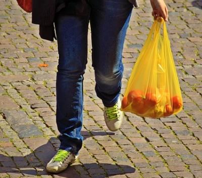 A híradás szerint a legfeljebb húsz percig használt műanyag áruházi szatyrokat természetes alapú, burgonya- vagy kukoricakeményítő felhasználásával előállított tasakokkal váltják fel.