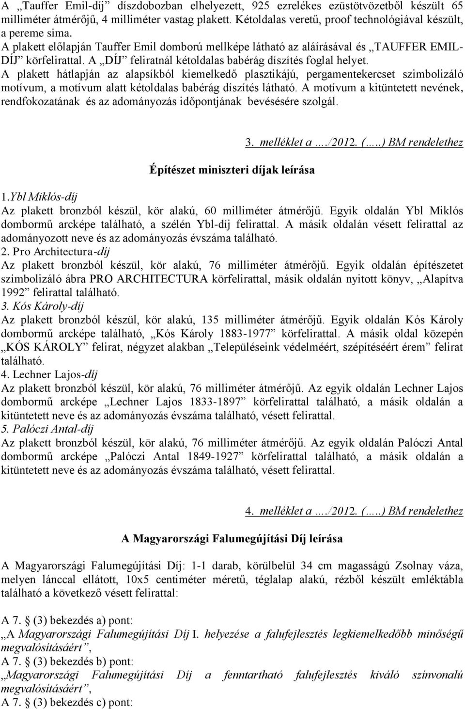 A plakett hátlapján az alapsíkból kiemelkedő plasztikájú, pergamentekercset szimbolizáló motívum, a motívum alatt kétoldalas babérág díszítés látható.