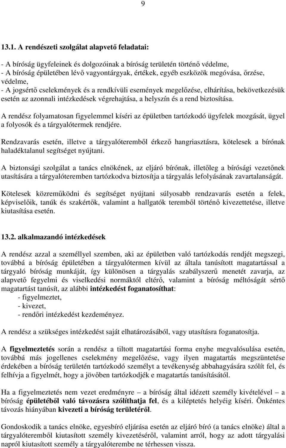 A rendész folyamatosan figyelemmel kíséri az épületben tartózkodó ügyfelek mozgását, ügyel a folyosók és a tárgyalótermek rendjére.