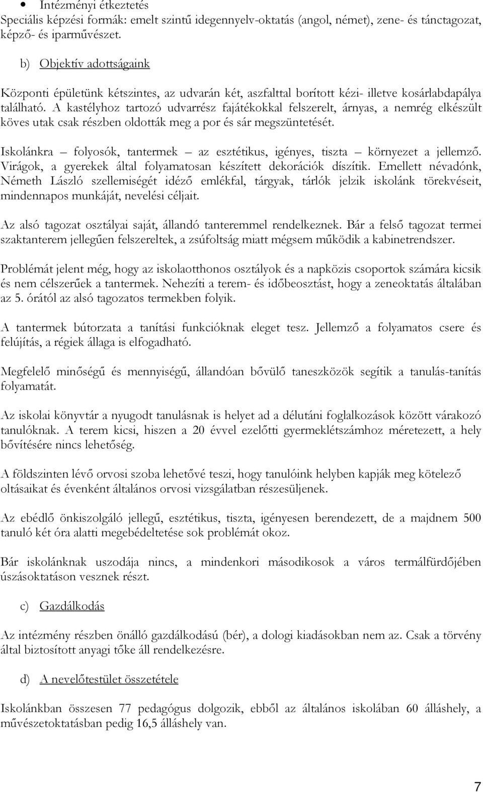 A kastélyhoz tartozó udvarrész fajátékokkal felszerelt, árnyas, a nemrég elkészült köves utak csak részben oldották meg a por és sár megszüntetését.