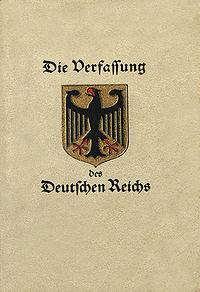 Weimari köztársaság A Weimari Alkotmány (1919) állama a Német Birodalom alkotmányos monarchiáját erős államfői (elnöki) hatalommal rendelkező parlamentáris, vagy inkább félprezidenciális