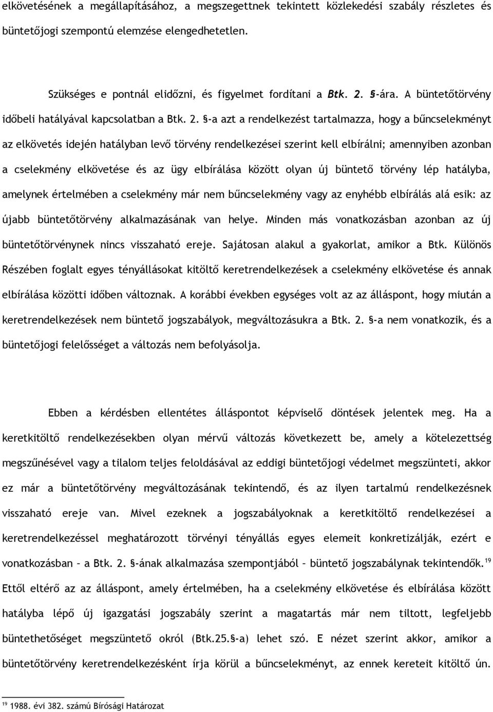 -a azt a rendelkezést tartalmazza, hogy a bűncselekményt az elkövetés idején hatályban levő törvény rendelkezései szerint kell elbírálni; amennyiben azonban a cselekmény elkövetése és az ügy