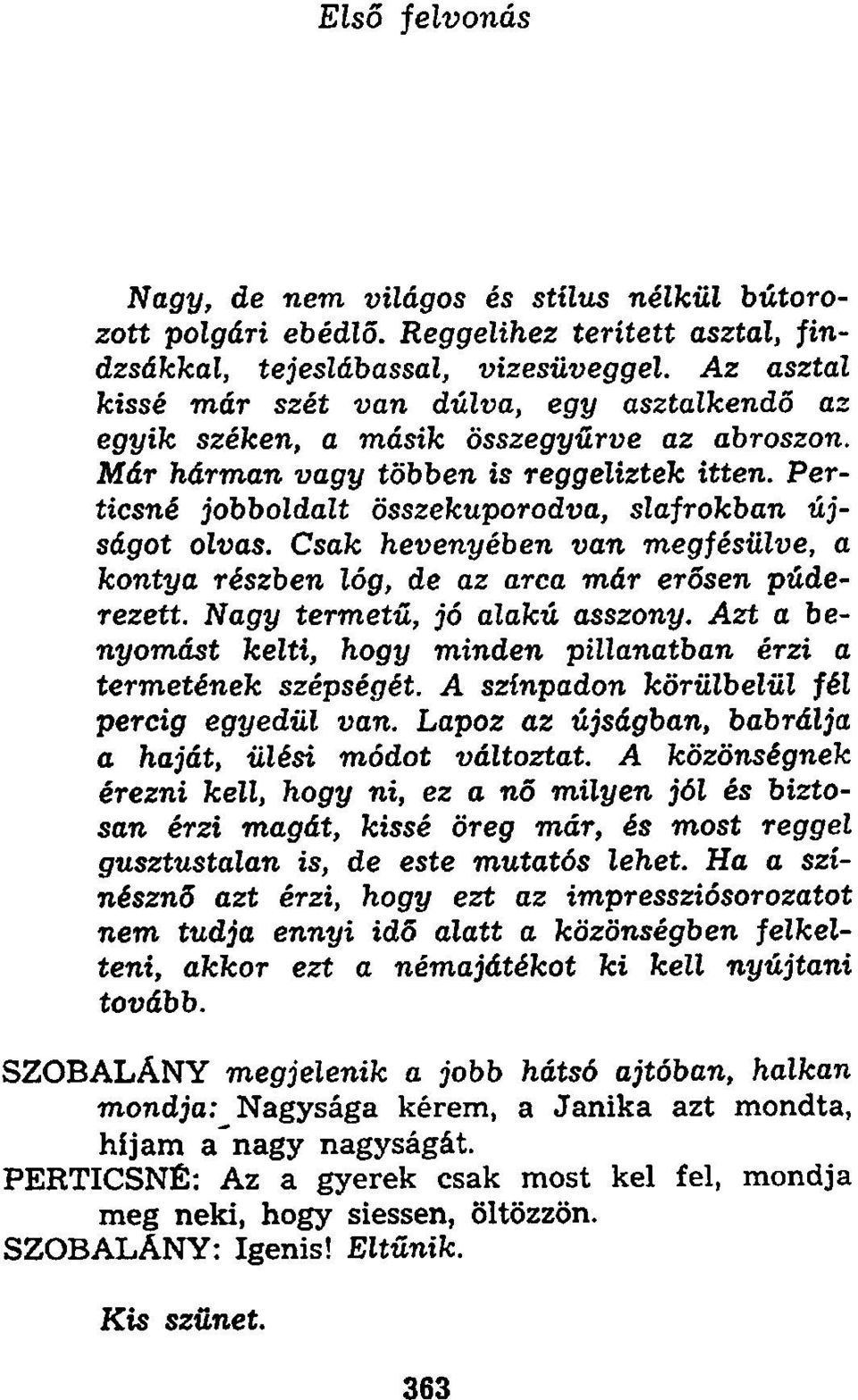 Perticsné jobboldalt összekuporodva, slajrokban újságot olvas. Csak hevenyében van megfésülve, a kontya részben lóg, de az arca már erősen púderezett. Nagy termetű, jó alakú asszony.