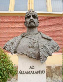 Györfi Lajos (1960-) karcagi születésű szobrászművész Szent István királyról (969-1038)