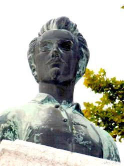 Petőfi Sándor (1823-1849) mellszobra a Kossuth téren.