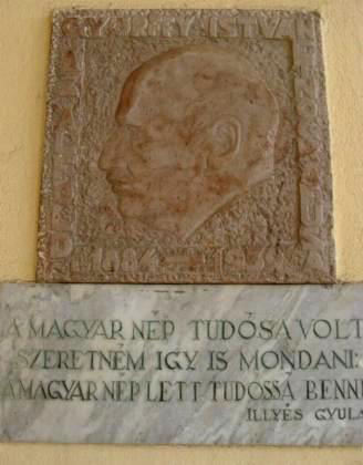 Györffy István (1884-1939) néprajztudós domborműves emléktáblája a Múzeum bejáratánál.