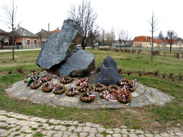 Aradi vértanúk emlékhelye (1999) a Madarasi út és Forrás utca kereszteződésénél.