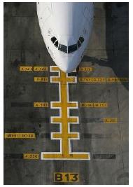 Vizuális beállító rendszerek (1) Fő útmutatások: Oldalszögbeli (azimuth guidance) Megállási (stopping position) általában 10-20 m között Közeledési mérték (closing rate)