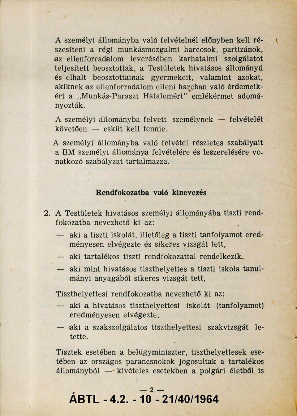 A személyi állományba felvett személynek felvételét követően esküt kell tennie.