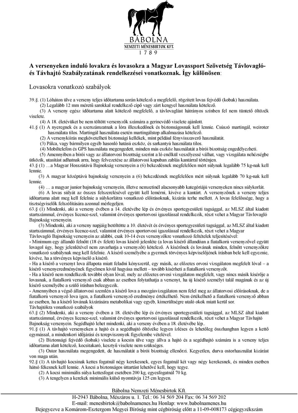 (2) Legalább 12 mm méretű sarokkal rendelkező cipő vagy zárt kengyel használata kötelező.