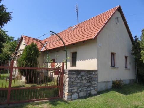 HE é 33 Kisfaludy u. 6 1196 érték jellege: teljes épület A fentiekkel egyező korú épület tömege, nyílásosztása jó állapotban fennmaradt, homlokzati díszítései a felújítások során elvesztek.
