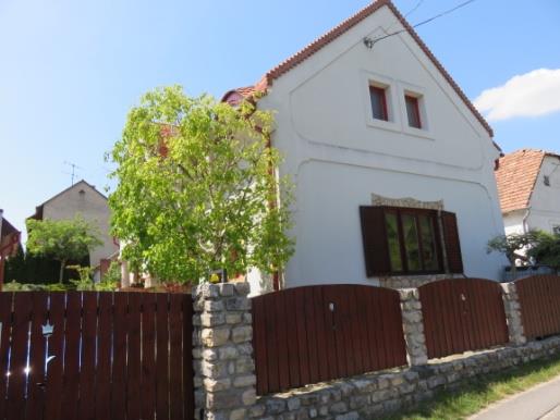 HE é 36 Kisfaludy u. 10 1192/2 érték jellege: beépítés Az eredeti épület tömege tetőtérbeépítés miatt emelve lett. A homlokzati ablak kibővítésre került.