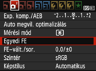 B: A fényforrásnak megfelelő beállításn 2 3 4 Válassza ki az [Egyedi FE] lehetőséget. A [z2] lapon válassza ki az [Egyedi FE] lehetőséget, majd nyomja meg a <0> gombot.