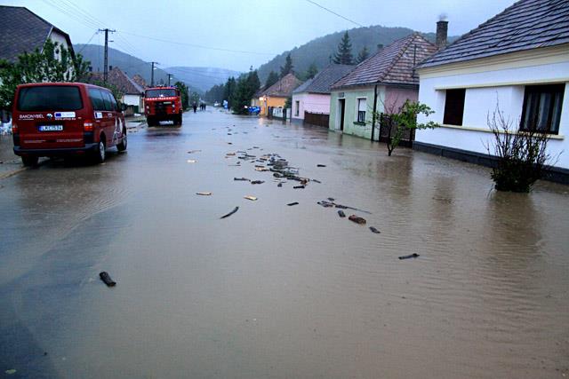 Villámárvíz kialakulása Villámárvíz = hirtelen áradás, extrém csapadék