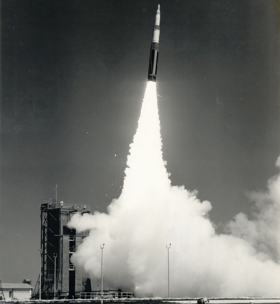 A Minuteman rakétarendszer HTKA htka.hu Jenő 9 A Minuteman II hossza 50 centiméterrel, tömege 3,6 tonnával haladta meg elődjét. Minuteman II kilövés A Minuteman II előnyei miatt 1963.