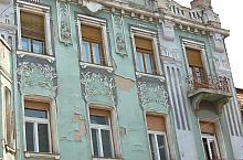 Rimanóczy Kálmán tervei alapján készült. Második emeletén egy központi loggia látható, a ház sarkán pedig két erkély.